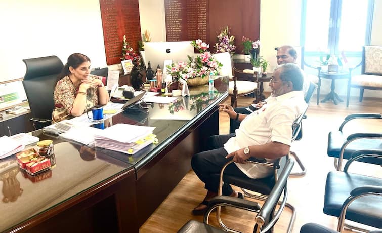 Swabhimani Shetkari Saghtana leader Raju Shetti met State Chief Secretary Sujata Saunik for Sugarcane question कारखानदारांची पाठराखण, ऊस उत्पादकांचा बळी, राजू शेट्टींचा हल्लाबोल, ऊसदरप्रश्नी घेतली राज्याच्या मुख्य सचिवांची भेट