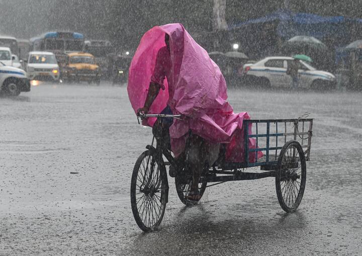 সোমবারও হলুদ সতর্কতা জারি দার্জিলিং, কালিম্পং, কোচবিহার, আলিপুরদুয়ার, জলপাইগুড়ি জেলায়। হতে পারে ভারী বৃষ্টি।
