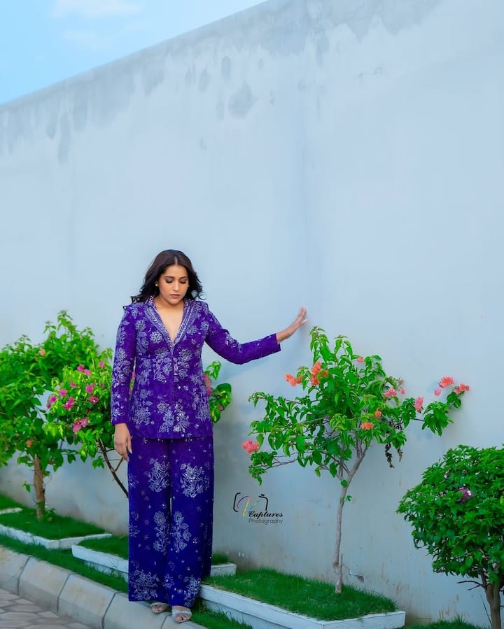 ప్రస్తుతం రష్మి షేర్ చేసిన ఫోటోలు సోషల్ మీడియాలో బాగా వైరల్ అవుతున్నాయి. అమ్మడు అందానికి నెటిజన్లు ఫిదా అవుతున్నారు. Photo Credit: Rashmi Gautam/Instagram