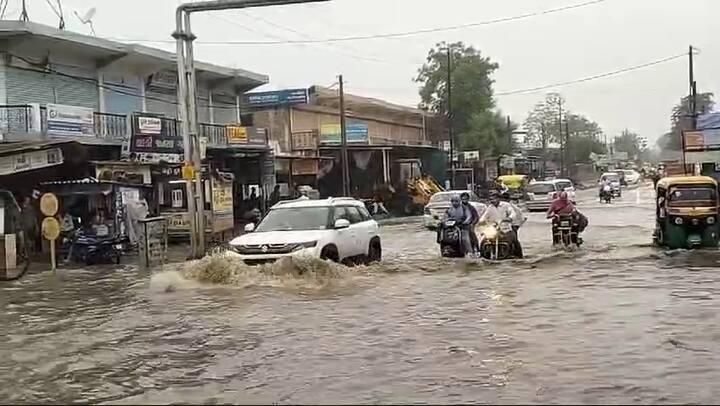 દક્ષિણ ગુજરાતના નર્મદા, તાપી, સુરત, નવસારી અને વલસાડમાં વરસી શકે છે ગાજવીજ સાથે ભારે વરસાદની આગાહી છે. તો સંઘ પ્રદેશ દમણ અને દાદરાનગર હવેલીમાં પણ ભારે વરસાદની શક્યતા છે.