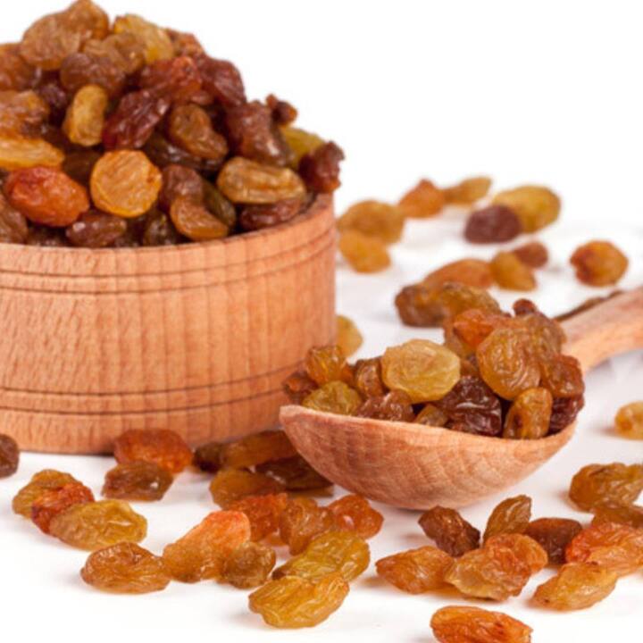 ਹਰ ਕੋਈ ਚਾਹੁੰਦਾ ਹੈ ਕਿ ਉਸਦੀ ਚਮੜੀ ਜਵਾਨ ਅਤੇ ਆਕਰਸ਼ਕ ਦਿਖਾਈ ਦੇਵੇ ਪਰ ਤਣਾਅ, ਗੰਦਗੀ ਅਤੇ ਜੀਵਨ ਸ਼ੈਲੀ ਦੀ ਕਮੀ ਦੇ ਕਾਰਨ ਇਹ ਖੁਸ਼ਕ ਅਤੇ ਬੇਜਾਨ ਦਿਖਾਈ ਦੇਣ ਲੱਗਦੀ ਹੈ। ਹੁਣ ਜੇਕਰ ਬਾਜ਼ਾਰ 'ਚ ਮੌਜੂਦ ਉਤਪਾਦਾਂ ਦੀ ਵਰਤੋਂ ਕੀਤੀ ਜਾਵੇ ਤਾਂ ਉਨ੍ਹਾਂ 'ਚ ਕੈਮੀਕਲ ਹੋਣ ਦਾ ਡਰ ਬਣਿਆ ਰਹਿੰਦਾ ਹੈ। ਇਸ ਲਈ ਪਿਛਲੇ ਕੁਝ ਸਮੇਂ ਤੋਂ ਲੋਕ ਕਿਸ਼ਮਿਸ਼ ਵਰਗੀਆਂ ਚੀਜ਼ਾਂ ਰਾਹੀਂ ਆਪਣੀ ਚਮੜੀ ਦੀ ਬਿਹਤਰ ਦੇਖਭਾਲ ਕਰਨ ਦੀ ਕੋਸ਼ਿਸ਼ ਕਰ ਰਹੇ ਹਨ।