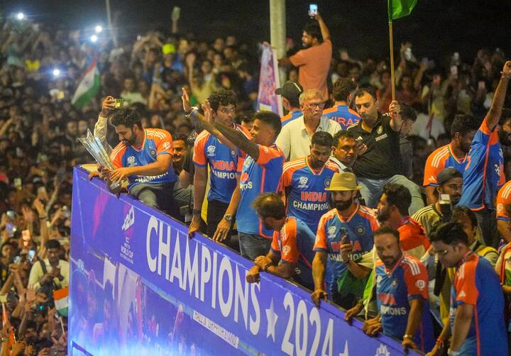 रुक-रुक कर हो रही बारिश, अत्यधिक उमस और आस-पास के इलाकों में हज़ारों लोगों के आने की वजह से वानखेड़े स्टेडियम के गेट बंद कर दिए गए. जो लोग वानखेड़े के अंदर पहुंचने में सफल रहे वह भोजन और पानी की कमी के बावजूद अपनी सीटों पर जमे रहे. बाद में बारिश तेज हो गई, लेकिन प्रशंसक इसकी परवाह किए बिना अपने लिए सीट पक्की करने की जद्दोजहद में लगे रहे.