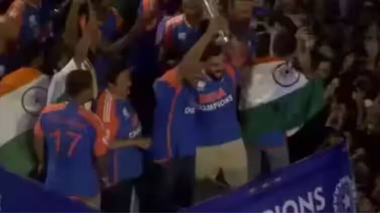 Rohit Sharma Virat Kohli Lift T20 World Cup Together Amid Loud Cheers From Fans During Team Indias Open Bus Roadshow WATCH VIRAL VIDEO Kohli Rohit: விண்ணை பிளந்த முழக்கம் - கோப்பையுடன் கோலி & ரோகித் செய்த சம்பவம், ரசிகர்கள் குஷி - வைரல் வீடியோ