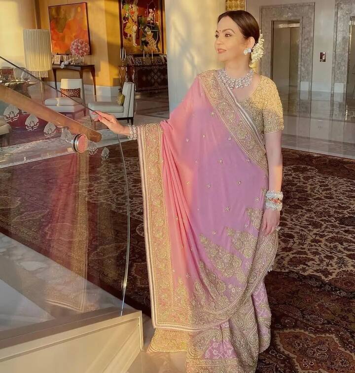 अंबानी फैमिली के इस घर में एक या दो नहीं बल्कि नौ लिफ्ट हैं. जो घर के अलग-अलग फ्लोर्स पर खुलती है. इसमें फैमिली के लिए अलग, गेस्ट के लिए अलग और स्टाफ के लिए अलग लिफ्ट है.