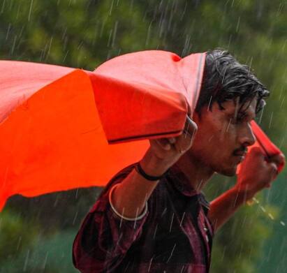 आज हवामान विभागानं जोरदार पावसाचा इशारा दिला आहे. जाणून घेऊयात सविस्तर माहिती.