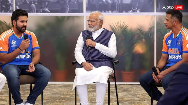 PM Modi Interaction With Team India Players Asks Rohit Sharma Why You Eat Pitch Soil And Get Trophy In Slow Motion पिच की मिट्टी खाना और स्लो मोशन में ट्रॉफी तक जाना, रोहित शर्मा से पीएम मोदी ने पूछा ऐसा क्यों किया?