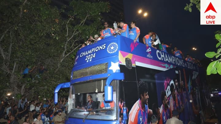 মুম্বইয়ে পৌঁছে গিয়েছে ভারতীয় ক্রিকেট দল। কিন্তু বৃষ্টি ও মুম্বইয়ের ট্রাফিক জ্যামের কারণে পিছিয়ে গিয়েছে প্যারেডের সময়। প্লেয়াররা এখনও বিমানবন্দর থেকে বাস ধরতে পারেননি। মুম্বইয়ের সব প্রান্ত থেকেই বিজয় উৎসবে সামিল হতে কাতারে কাতারে ভিড় করছেন সবাই।