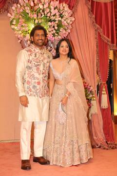 Dhoni Traditional look: అనంత్ అంబానీ, రాధికల సంగీత్‌ - ట్రెడిషనల్ వేర్‌లో స్పెషల్ అట్రాక్షన్‌గా ధోనీ, సాక్షి కపుల్