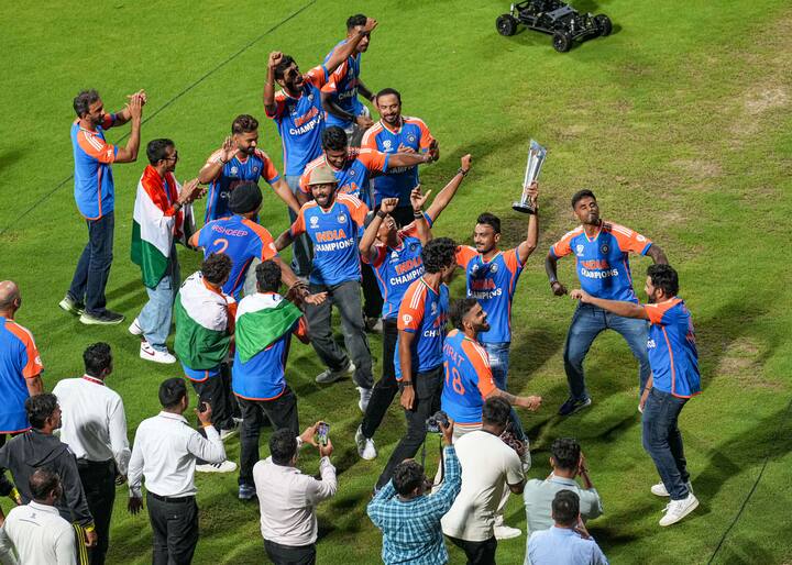 वहीं विराट कोहली की एक झलक पाने के लिए कई लोग तरस रहे थे. उन्होंने भी निराश नहीं किया, बल्कि कप्तान रोहित शर्मा के साथ सूर्यकुमार यादव और अक्षर पटेल को लेकर वानखेड़े में नासिक ढोलवालों की धुनों पर डांस करने लगे. वानखेड़े स्टेडियम को प्रशंसकों के लिए खोल दिया गया और कुछ मिनट में ही स्टेडियम खचाखच भर गया. स्टेडियम के गेट को शाम पांच बजे लगभग बंद कर दिया गया और कई प्रशंसक बाहर इंतजार करते रह गए.