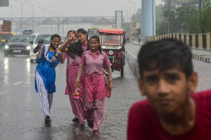 मौसम विभाग के अनुसार राजधानी में आज अधिकतम तापमान 34 डिग्री सेल्सियस के आसपास रहने की संभावना है.