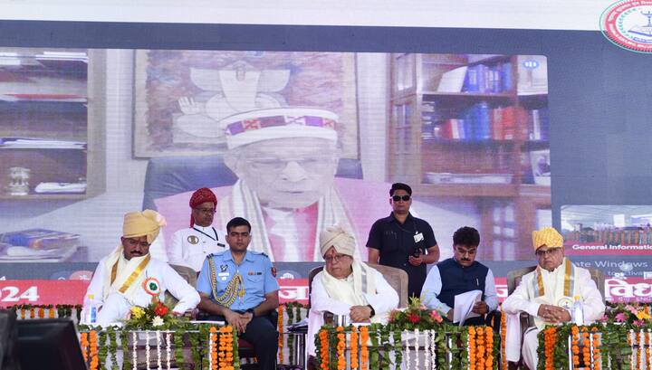 उन्होंने कहा कि प्रधानमंत्री नरेंद्र मोदी के नेतृत्व में भारत को 2047 तक विकसित राष्ट्र बनाने के लिए सभी को अपना योगदान देना होगा.  राज्यपाल कलराज मिश्र द्वारा पूर्व केंद्रीय मंत्री डॉ. मुरली मनोहर जोशी, नोबेल पुरस्कार विजेता प्रोफेसर वेंकटरामन रामकृष्णन नोबेल पुरस्कार विजेता प्रोफेसर कार्ल बैरी शार्पलेस, प्रोफेसर गोवर्धन मेहता एवं प्रोफेसर सतीश त्रिपाठी को डॉक्टर ऑफ साइंस की मानद उपाधि प्रदान की गई.