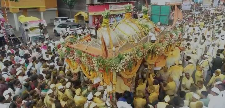 येळकोट येळकोट जय मल्हार असा जयघोष करत  मल्हारी मार्तंडाच्या जेजुरीमध्ये शैव आणि वैष्णवांचा मिलाप झाल्याचा पाहायला मिळतो.