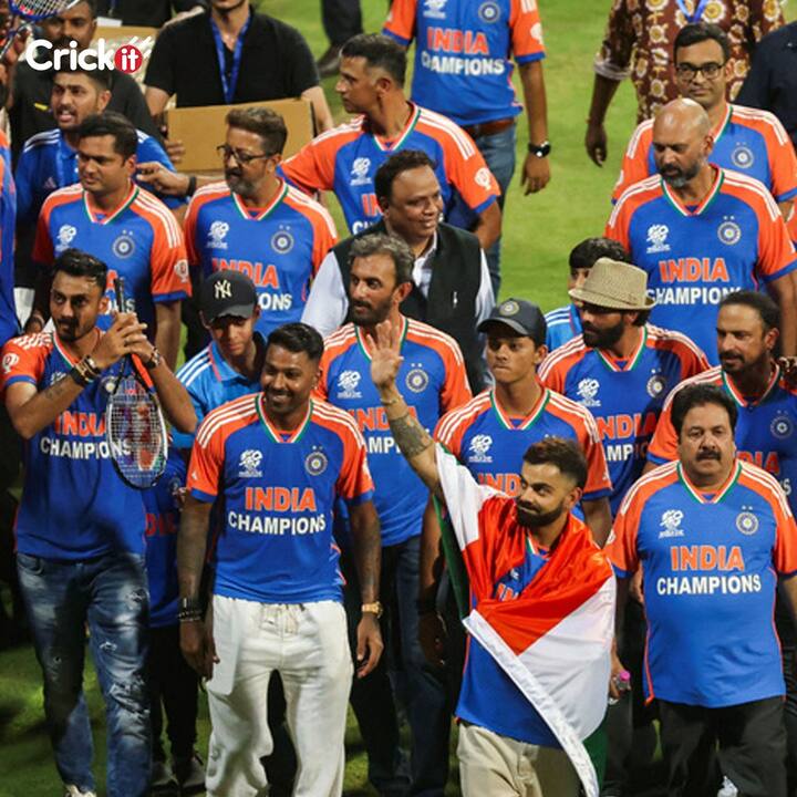 వాంఖడేలో టీమిండియా ఆటగాళ్ల పరేడ్... అభిమానులకు అభివాదం చేస్తూ ముందుకు సాగుతున్న భారత ఆటగాళ్లు, సహాయ సిబ్బంది... త్రివర్ణ పతాకం కప్పుకుని విరాట్ ముందుకు నడుస్తుండగా.. మిగిలిన ఆటగాళ్లు విరాట్ను ఫాలో అయిపోయారు.