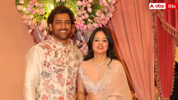 Dhoni at Anant Ambani sangeet | ముంబైలోని జియో వరల్డ్ సెంటర్‌లో శుక్రవారం రాత్రి జరిగిన అనంత్ అంబానీ, రాధికా మర్చంట్‌ల సంగీత్ ఫంక్షన్‌లో ఎంఎస్ ధోనీ, సాక్షి ధోనీ జంట స్పెషల్ అట్రాక్షన్‌గా కనిపించారు.