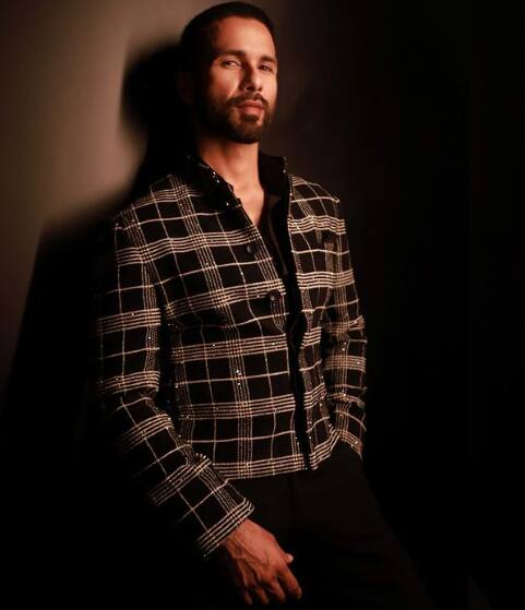 पहले दायां जूता पहनते हैं शाहिद कपूर- शाहिद कपूर बता चुके हैं कि स्कूल के दिनों से ही वे अंधविश्वास पर यकीन करते हैं. शाहिद कहते हैं कि, 'मैं हमेशा पहले दायां जूता पहनता हूं फिर बायां'. एक्टर स्कूल टाइम से इस चीज को फॉलो कर रहे हैं.