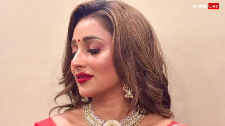 वहीं, कोलकाता में विधायक के रूप में शपथ लेने के बाद टीएमसी विधायक सायंतिका बनर्जी ने कहा कि मैं शपथ दिलाने की पहल करने के लिए विधानसभा अध्यक्ष को धन्यवाद देना चाहती हूं. इसके साथ ही मैं मतदाताओं को मुझ पर भरोसा जताने के लिए धन्यवाद देती हूं.