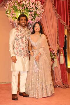 Dhoni Traditional look: అనంత్ అంబానీ, రాధికల సంగీత్‌ - ట్రెడిషనల్ వేర్‌లో స్పెషల్ అట్రాక్షన్‌గా ధోనీ, సాక్షి కపుల్