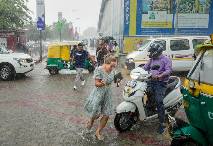 मौसम विभाग के मुताबिक आज दिन भी दिल्ली में बादल छाए रहेंगे. दिन के समय गरज के साथ बारिश हो सकती है.