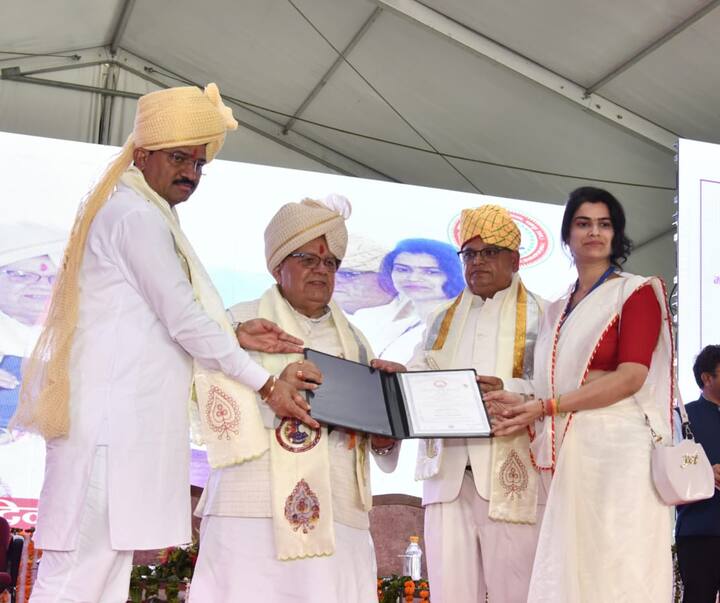 दीक्षांत समारोह कार्यक्रम में वर्ष 2022 व 2023 के लगभग 95 हजार स्नातक और स्नातकोत्तर के छात्रों को डिग्री दी गई. इनमे से 95 छात्रों को अच्छे अंक प्राप्त करने पर स्वर्ण एवं रजत पदक देकर सम्मानित किया गया. विश्वविद्यालय के 31 छात्रों को पीएचडी की डिग्री दी गई.