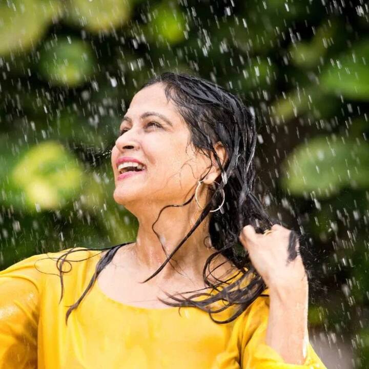 ਸਫਦਰਜੰਗ ਹਸਪਤਾਲ ਦੇ ਕਮਿਊਨਿਟੀ ਮੈਡੀਸਨ ਵਿਭਾਗ ਦੇ ਪ੍ਰੋਫੈਸਰ ਡਾ: ਜੁਗਲ ਕਿਸ਼ੋਰ ਦਾ ਕਹਿਣਾ ਹੈ ਕਿ ਕੋਈ ਵੀ ਮੀਂਹ ਵਿੱਚ ਨਹਾ ਸਕਦਾ ਹੈ, ਇਸ ਨਾਲ ਕੋਈ ਸਮੱਸਿਆ ਨਹੀਂ ਹੁੰਦੀ, ਪਰ ਚਮੜੀ ਦੀ ਲਾਗ ਵਾਲੇ ਲੋਕਾਂ ਨੂੰ ਇਸ ਤੋਂ ਬਚਣਾ ਚਾਹੀਦਾ ਹੈ। ਅਜਿਹੇ ਖੇਤਰਾਂ ਵਿੱਚ ਰਹਿਣ ਵਾਲੇ ਲੋਕਾਂ ਨੂੰ ਜਿੱਥੇ ਬਹੁਤ ਜ਼ਿਆਦਾ ਪ੍ਰਦੂਸ਼ਣ ਹੈ, ਉਨ੍ਹਾਂ ਨੂੰ ਬਾਰਿਸ਼ ਵਿੱਚ ਨਹਾਉਣਾ ਨਹੀਂ ਚਾਹੀਦਾ।