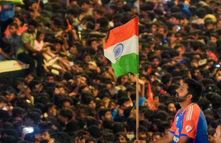 मरीन ड्राइव पर भी ऐसा ही नजारा देखने मिला जहां प्रशंसक भारी संख्या में मौजूद थे और खिलाड़ियों का इंतजार करते रहे. वानखेड़े में 'सचिन...सचिन' और 'मुंबईचा राजा, रोहित शर्मा!' और 'इंडिया...इंडिया' के नारों के साथ माहौल जीवंत हो उठा. रोहित ने स्टेडियम के अंदर प्रशंसकों को संबोधित करते हुए कहा कि यह भीड़ बता रही थी कि जीतने की जो बेताबी हममें थी, वैसी ही बेताबी प्रशंसकों में भी थी. इस जीत ने करोड़ों लोगों के चेहरों पर मुस्कान ला दी है. यह एक विशेष टीम है और यह ट्रॉफी देश की है.