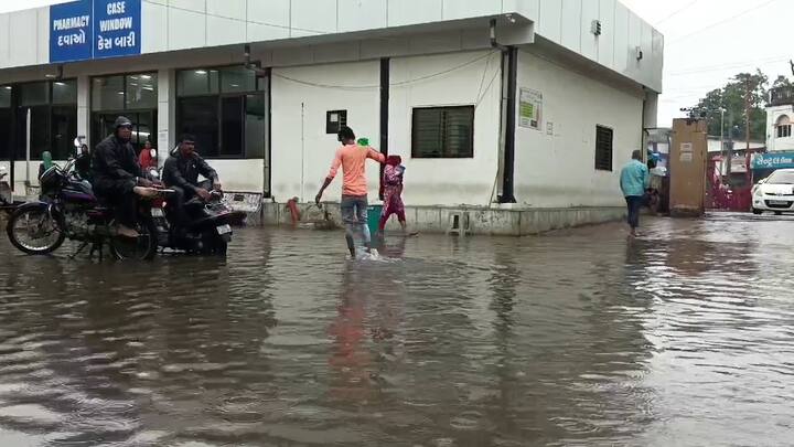 ચોમાસાની સિઝનનો અત્યાર સુધીમાં રાજ્યમાં વરસી ચૂક્યો છે 20.15 ટકા વરસાદ. સૌથી વધુ સૌરાષ્ટ્રમાં 29.15 ટકા, તો કચ્છમાં વરસ્યો 25.59 ટકા વરસાદ પડ્યો છે.