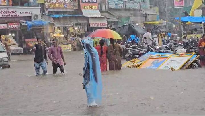 Gujarat Weather: રાજ્યમાં વરસાદી માહોલ જામ્યો છે ત્યારે આજે પણ રાજ્યમાં સાંબેલાધાર વરસાદ પડવાની હવામાન વિભાગે આગાહી કરી છે.