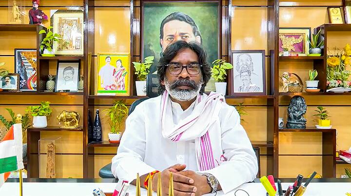 झारखंड में हेमंत सोरेन के नेतृत्व वाली नई सरकार का विश्वास मत परीक्षण आठ जुलाई, 2024 को विधानसभा के पटल पर होगा. सीएम के नेतृत्व वाली एक सदस्यीय कैबिनेट ने इसके लिए विशेष सत्र की स्वीकृति दी है.