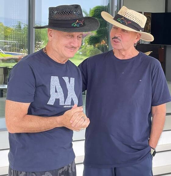 अनुपम खेर- अनुपम खेर का मानना है कि, 'फ्लाइट में यात्रा करते समय मुझे शुरुआत में डर लगता था. लेकिन काम की वजह से यात्रा करनी ही पड़ती थी. इसलिए मैंने एक्सपीरियंस किया कि ब्लू जींस और व्हाइट शर्ट में मैं खुद को शांत और अपने डर पर कंट्रोल रख पाता हूं. इसलिए मैं पिछले 29 सालों से फ्लाइट के दौरान सिर्फ सफेद शर्ट और ब्लू जींस ही पहनता हूं.'