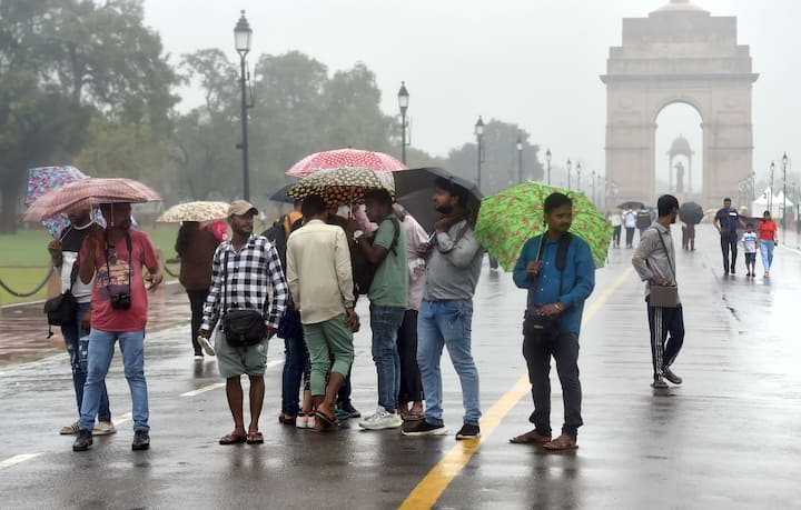 पांच जुलाई को दिन में अधिकतम तापमान 33 डिग्री सेल्सियस रहने का अनुमान है. जबकि न्यूनतम तापमान 26 डिग्री सेल्सियस रहने का पूर्वानुमान है.