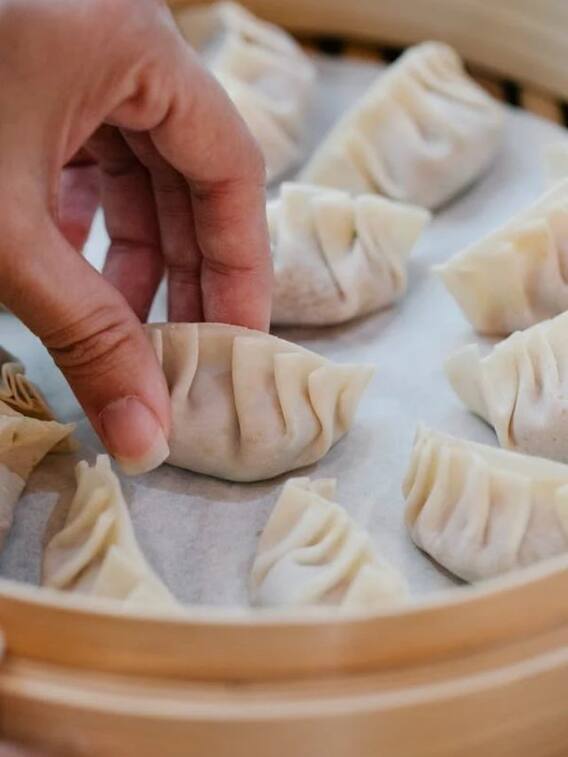 इंडिया में सबसे पहले कौन लाया मोमोज?