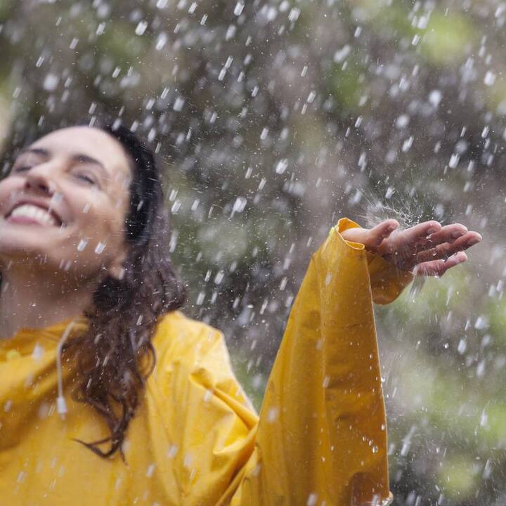 ਮੀਂਹ ਵਿੱਚ ਭਿੱਜਣ ਤੋਂ ਬਾਅਦ ਸਾਫ਼ ਪਾਣੀ ਨਾਲ ਨਹਾ ਲੈਣਾ ਚਾਹੀਦਾ ਹੈ। ਇਸ ਨਾਲ ਉਨ੍ਹਾਂ ਦੇ ਸਰੀਰ 'ਤੇ ਜਮਾਂ ਹੋਈ ਧੂੜ, ਚਿੱਕੜ ਅਤੇ ਹੋਰ ਗੰਦੇ ਤੱਤ ਸਾਫ਼ ਹੋ ਜਾਂਦੇ ਹਨ। ਇਸ ਤੋਂ ਬਾਅਦ ਮਾਇਸਚਰਾਈਜ਼ਰ ਵੀ ਲਗਾਓ। ਮੀਂਹ ਵਿੱਚ ਗਿੱਲੇ ਹੋਣ ਤੋਂ ਬਾਅਦ ਜ਼ਿਆਦਾ ਦੇਰ ਤੱਕ ਗਿੱਲੇ ਕੱਪੜਿਆਂ ਵਿੱਚ ਨਾ ਰਹੋ। ਅਜਿਹਾ ਕਰਨ ਨਾਲ ਤੁਹਾਨੂੰ ਠੰਡ ਲੱਗ ਸਕਦੀ ਹੈ। ਇਸ ਲਈ ਗਿੱਲੇ ਕੱਪੜੇ ਬਦਲ ਕੇ ਸਾਫ਼ ਕੱਪੜੇ ਪਾਓ। ਇਸ ਤੋਂ ਇਲਾਵਾ ਬਾਰਿਸ਼ 'ਚ ਭਿੱਜਣ ਦੇ ਤੁਰੰਤ ਬਾਅਦ ਏਸੀ ਜਾਂ ਕੂਲਰ ਵਾਲੇ ਕਮਰੇ 'ਚ ਨਾ ਬੈਠੋ। ਅਜਿਹਾ ਕਰਨ ਨਾਲ ਖਾਂਸੀ ਅਤੇ ਜ਼ੁਕਾਮ ਵਰਗੀਆਂ ਸਮੱਸਿਆਵਾਂ ਹੋ ਸਕਦੀਆਂ ਹਨ।