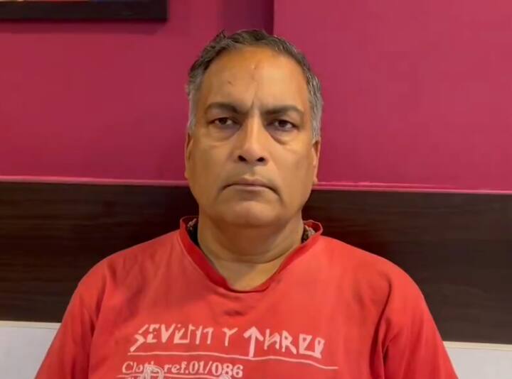 भोले बाबा का नाम सूरजपाल है और वह पुलिस में नौकरी करता थे. लेकिन कई सालों पहले भोले बाबा बन सत्संग करने का काम शुरू कर दिया. बाबा के सत्संग में बड़ी संख्या में उनके अनुयायी पहुंचते हैं. लेकिन सिकंदराराऊ में दर्दनाक हादसा हो गया. जिसके बाद से बाबा गायब है. लेकिन एक पत्र वायरल हुआ जिसमें कहा गया कि सुप्रीम कोर्ट के अधिवक्ता एपी सिंह मामले में पैरवी करेंगे.