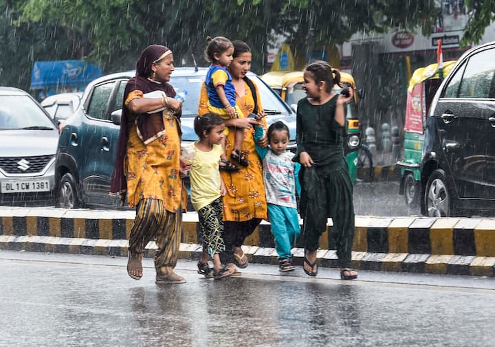 दिल्ली के कुछ हिस्सों में गुरुवार को सुबह के समय बारिश हुई. न्यूनतम तापमान 24.8 डिग्री सेल्सियस दर्ज किया गया, जो इस मौसम के औसत तापमान से तीन डिग्री कम है.