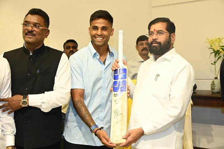 टीम इंडियातील मुंबईचे शिलेदार असलेल्या चारही खेळाडूंचा सत्कार आज राज्य सरकारच्यावतीने मुख्यमंत्री एकनाथ शिंदे यांच्या प्रमुख उपस्थितीत करण्यात आला. यावेळी, उपमुख्यमंत्री देवेंद्र फडणवीस आणि अजित पवार यांनीही तुफान फटकेबाजी केली.