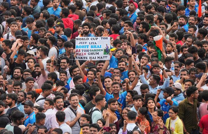 यह दूरी आमतौर पर पांच मिनट में तय हो जाती है, लेकिन इसमें एक घंटे से अधिक समय लगा क्योंकि खिलाड़ियों ने अपने जीवन की शाम का आनंद अपने प्रशंसकों के प्यार में पूरी तरह से भीगते हुए लिया. बता दें रोहित शर्मा 2007 में महेंद्र सिंह धोनी की टीम के सबसे युवा सदस्य थे और अब 37 साल की उम्र में अपनी टी20 विश्व चैंपियन भारतीय क्रिकेट टीम को विजय जुलूस कराना उन्हें एक तरह से अलग ही एहसास दे रहा होगा.