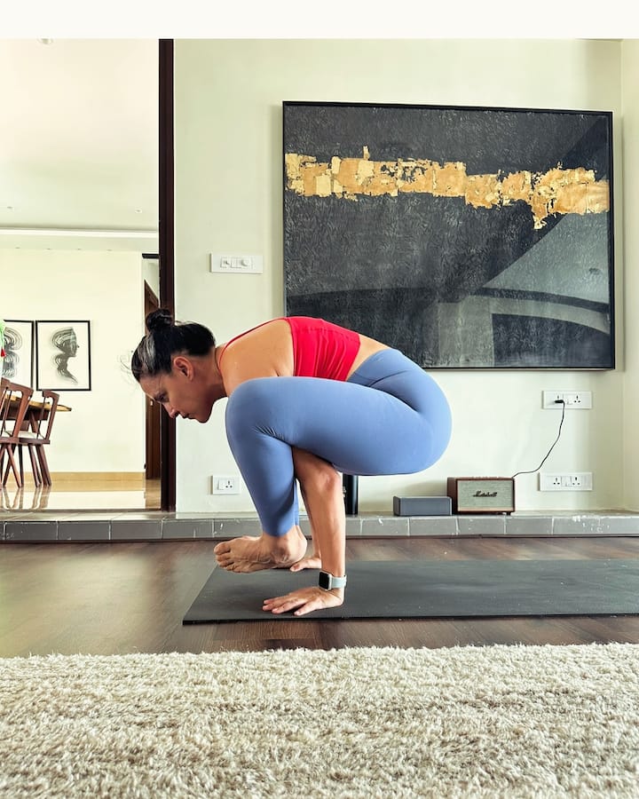 ती म्हणाली 'मी माझ्या मुलांसोबत संध्याकाळी 7:00 वाजता जेवते, जे खूप फायदेशीर आहे. यानंतर, मी सकाळी 11 वाजता माझ्या पतीसोबत नाश्ता करते. हे सर्व मदत करते. '(pc:/nehadhupia/ig)