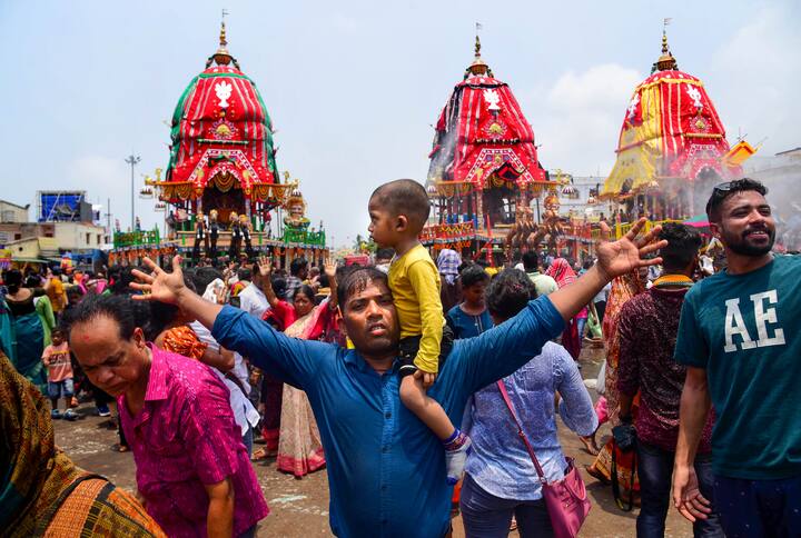 એવું કહેવાય છે કે શ્રી કૃષ્ણના મૃત્યુ પછી, જ્યારે તેમના નશ્વર અવશેષોને દ્વારકા લાવવામાં આવ્યા હતા, ત્યારે બલરામ, તેમના ભાઈના મૃત્યુથી દુઃખી થઈને, કૃષ્ણના શરીર સાથે સમુદ્રમાં કૂદી પડ્યા હતા, અને તેની પાછળ સુભદ્રા પણ આવી હતી. આ સમય દરમિયાન, ભારતના પૂર્વમાં સ્થિત પુરીના રાજા ઇન્દ્રદ્વિમુનાને સપનું આવે છે કે કૃષ્ણનું શરીર સમુદ્રમાં તરતું છે, તેમણે અહીં કૃષ્ણની વિશાળ પ્રતિમા બનાવવી જોઈએ અને મંદિર બનાવવું જોઈએ. સ્વપ્નમાં, દેવદૂતો કહે છે કે કૃષ્ણની સાથે બલરામ અને સુભદ્રાની લાકડાની પ્રતિમા બનાવવી જોઈએ અને શ્રી કૃષ્ણની રાખ પ્રતિમાની પાછળના છિદ્રમાં રાખવી જોઈએ.