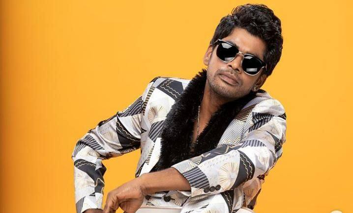 மானாட மயிலாடா எனும் பிரபல நிகழ்ச்சியில் நடன இயக்குநராக தன் பயணத்தை ஆரம்பித்தவர் சாண்டி மாஸ்டர். டான்ஸ் மாஸ்டராக தொடங்கி அதே நிகழ்ச்சியில் நடுவராகும் அளவிற்கு தன்னை தானே வளர்த்து கொண்டார்.