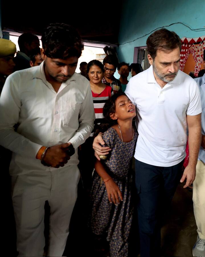 कांग्रेस के पूर्व अध्यक्ष राहुल गांधी से परिजन मिलते समय काफी भावुक हो गए. इस दौरान एक बच्ची राहुल गांधी के गले लगकर फफक-फफक कर रोने लगी.