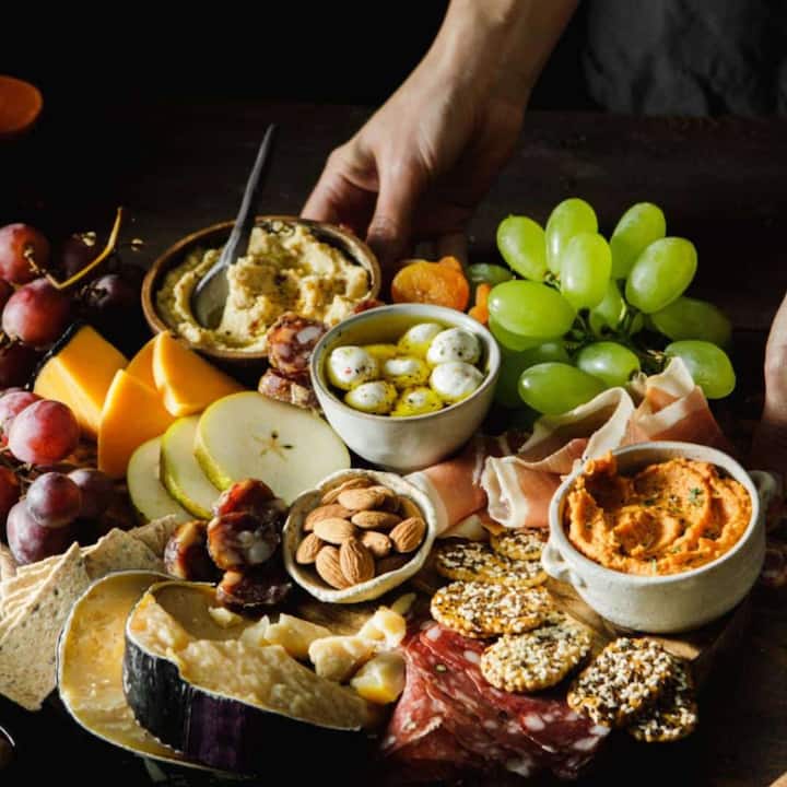 ਕਲੀਨਿਕਲ ਡਾਇਟੀਸ਼ੀਅਨ ਨੇਹਾ ਕੱਕੜ ਦਾ ਕਹਿਣਾ ਹੈ ਕਿ ਔਰਤਾਂ ਨੂੰ ਆਪਣੀ ਖੁਰਾਕ ਵਿੱਚ ਵਿਟਾਮਿਨ, ਖਣਿਜ, ਫਾਈਬਰ ਅਤੇ ਆਇਰਨ ਨਾਲ ਭਰਪੂਰ ਚੀਜ਼ਾਂ ਨੂੰ ਸ਼ਾਮਲ ਕਰਨਾ ਚਾਹੀਦਾ ਹੈ। ਖਾਸ ਤੌਰ 'ਤੇ, ਤੁਹਾਨੂੰ ਪੋਸ਼ਣ ਸੰਬੰਧੀ ਨਿਯਮਾਂ ਦੀ ਪਾਲਣਾ ਕਰਨੀ ਚਾਹੀਦੀ ਹੈ। ਆਓ ਜਾਣਦੇ ਹਾਂ ਮਾਹਿਰਾਂ ਤੋਂ ਕਿਹੜੀਆਂ ਗੱਲਾਂ ਦਾ ਧਿਆਨ ਰੱਖਣਾ ਚਾਹੀਦਾ ਹੈ।