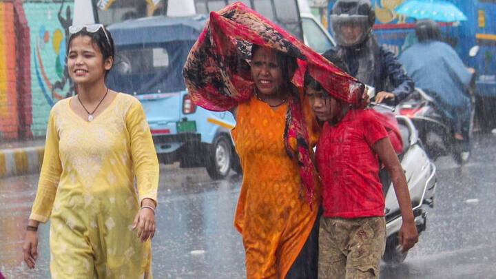 উত্তরবঙ্গের পাহাড়ি এলাকায় বৃষ্টির জেরে নামতে পারে ধস। হতে পারে হড়পা বান। এমনই সতর্কতা দিল আলিপুর আবহাওয়া দফতর।