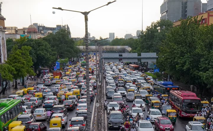 मौसम विभाग ने दिल्ली के लिए येलो अलर्ट जारी किया है. हालांकि, गौतमबुद्धनगर और गाजियाबाद में मौसम सामान्य रहने का पूर्वानुमान है.