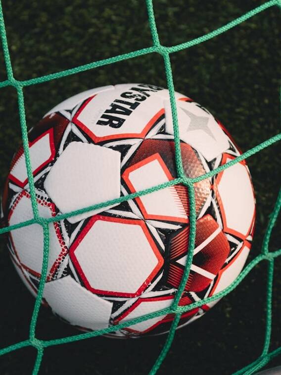 फीफा के लिए पाकिस्तान में क्यों बनती हैं फुटबॉल?