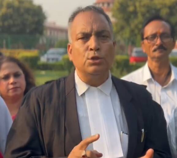 रिपोर्ट्स बताती हैं कि कानूनी दांवपेचों में होशियार एपी सिंह उत्तर प्रदेश के रहने वाले हैं. उन्होंने डॉ राम मनोहर लोहिया राष्ट्रीय विधि विश्वविद्यालय से लॉ में ग्रेजुएशन की है.