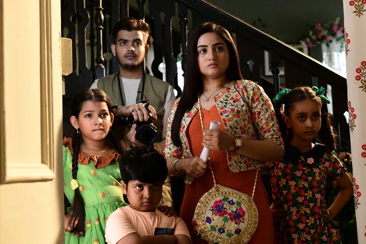 এই ধারাবাহিকে নায়িকার ভূমিকায় দেখা যাবে ঋতু পাইকে। তাঁর চরিত্র একজন ঘটকের।