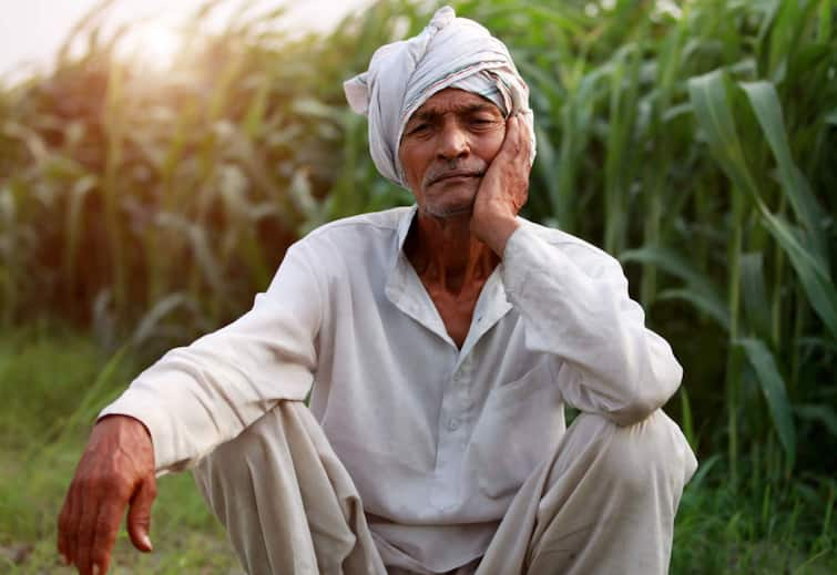 Insurance company rejected the claims of 70 percent of the damaged farmers in Chhatrapati Sambhajinagar विमा कंपनीनं 70 टक्के नुकसानग्रस्त शेतकऱ्यांचे दावे फेटाळले, आज संध्याकाळपर्यंत उत्तर द्या अन्यथा....शेतकरी आक्रमक