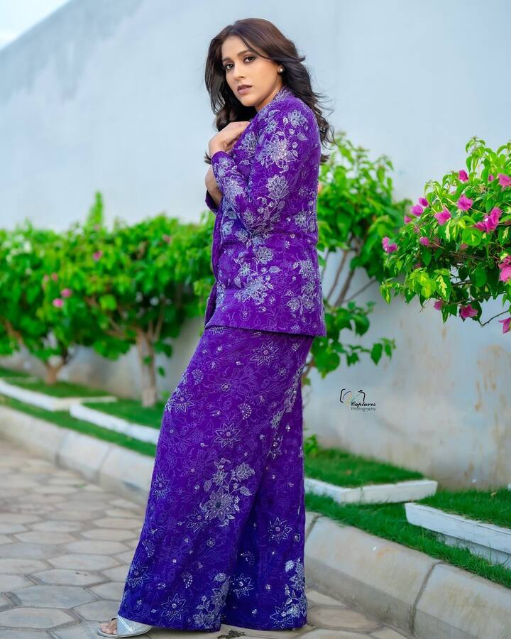 సోషల్ మీడియాలోనూ బాగా యాక్టివ్ గా ఉంటుంది రష్మి గౌతమ్. ఎప్పటికప్పుడు తన లేటెస్ట్ ఫోటోలతో ఆకట్టుకుంటుంది. Photo Credit: Rashmi Gautam/Instagram