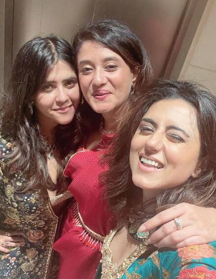 एकता कपूर- टीवी क्वीन एकता कपूर इस तरह की चीजों पर काफी ज्यादा विश्वास करती हैं. उनके एक करीबी सूत्र की माने तो एकता कोई भी नया शो शुरू करने से पहले उसके लीड कलाकारों की कुंडली मिलाती हैं. इसके अलावा वे बुधवार के दिन किसी नए शो की शुरुआत नहीं करती हैं.