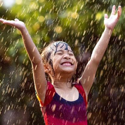 Lifestyle : ਕਈ ਲੋਕਾਂ ਨੂੰ ਮੀਂਹ ਚ ਨਹਾਉਣਾ ਚੰਗਾ ਲੱਗਦਾ ਹੈ। ਖਾਸ ਕਰਕੇ ਜਦੋਂ ਲੰਬੇ ਸਮੇਂ ਬਾਅਦ ਪਹਿਲੀ ਵਾਰ ਮੀਂਹ ਪੈ ਰਿਹਾ ਹੈ। ਕਿਉਂਕਿ ਲੰਬੇ ਇੰਤਜ਼ਾਰ ਤੋਂ ਬਾਅਦ ਮੀਂਹ ਵਿੱਚ ਨਹਾਉਣ ਦਾ ਇੱਕ ਵੱਖਰਾ ਹੀ ਆਨੰਦ ਹੁੰਦਾ ਹੈ।
